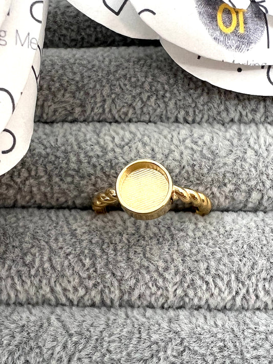 Round Ring with Twisted Band