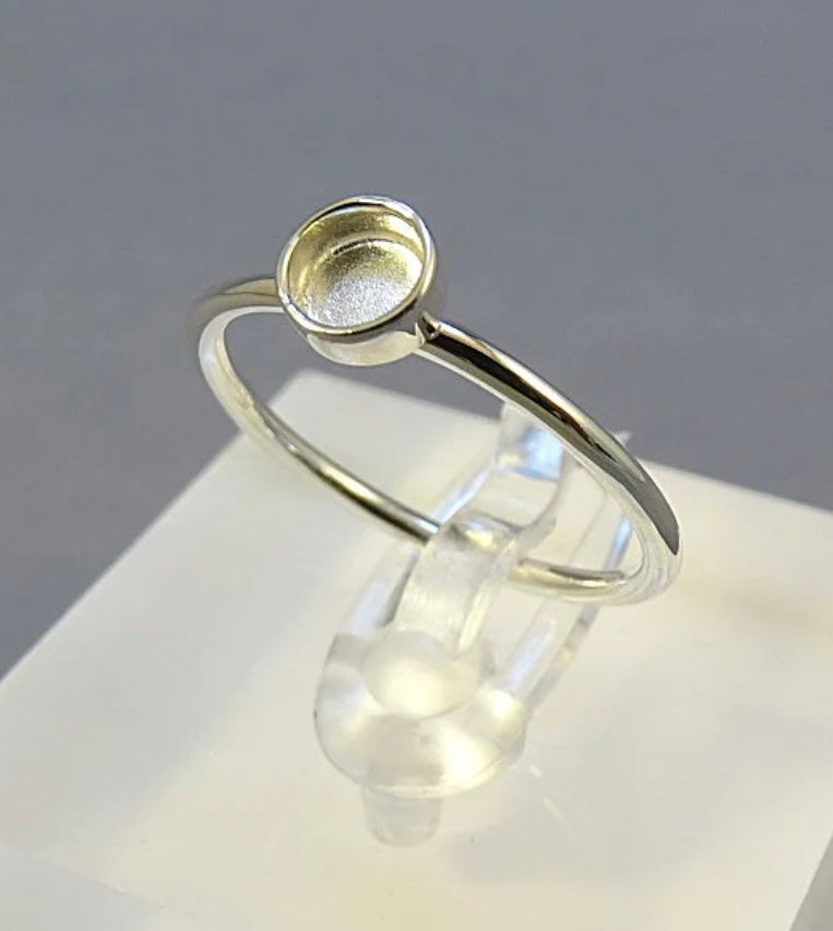 Dainty Round Ring